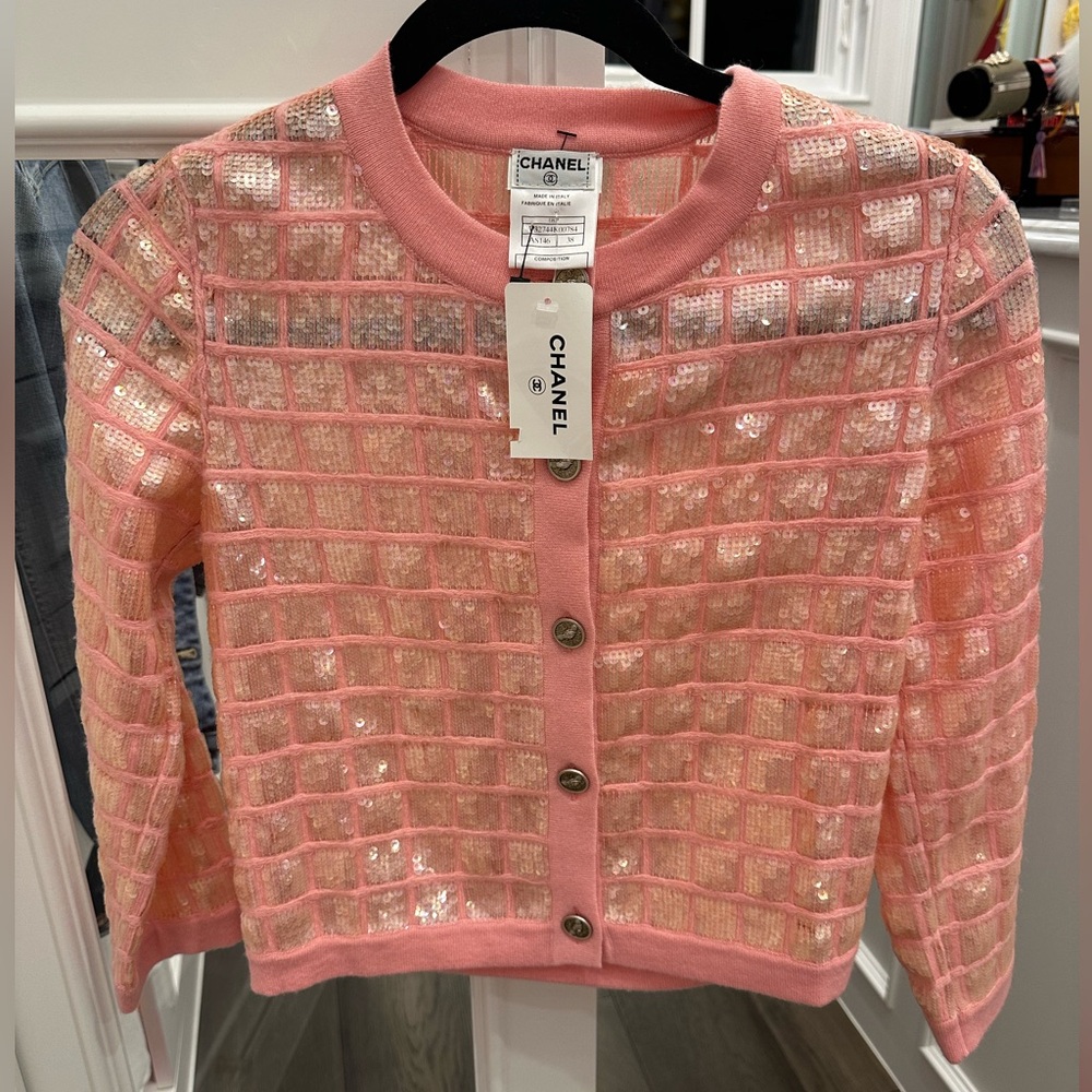 100% Cashmere
Combo: 100% Polyester
COLLECTORS ITEM - SIGNATURE CHANEL 38